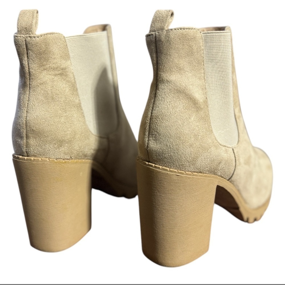 Soda Glove - Ankle Boot w/Lug Sole Elastic Gore and Chunky Heel Beige Size 10M - Picture 5 of 11
